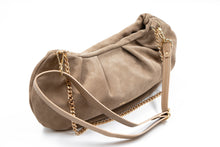 Încărcați imaginea în vizualizatorul Galeriei, Geantă bej din piele naturală cu lanț metalic aurit, perfectă pentru ținute elegante, pe fundal alb.