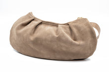 Încărcați imaginea în vizualizatorul Galeriei, Geantă bej din piele naturală, văzută din spate, cu bretea tip lanț aurie, pe fundal alb.