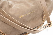 Încărcați imaginea în vizualizatorul Galeriei, Geantă bej cu detaliu lanț auriu și logo „Miklos Kaat”, pe fundal deschis.