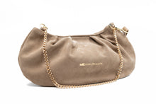 Încărcați imaginea în vizualizatorul Galeriei, Geantă bej cu lanț auriu, stil statement, ideală pentru ocazii speciale, pe fundal alb.