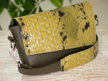 Încărcați imaginea în vizualizatorul Galeriei, CrossBody