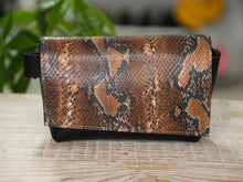 Încărcați imaginea în vizualizatorul Galeriei, Geantă de talie din piele