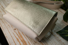 Kép betöltése a galériamegjelenítőbe: Borsetă elegantă din piele aurie, fotografie detaliu apropiat, cu închidere magnetică, curea reglabilă, fundal alb