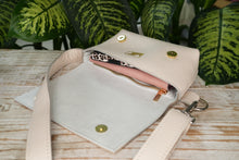 Kép betöltése a galériamegjelenítőbe: Borsetă elegantă din piele aurie, fotografie detaliu interior, cu buzunar interior, închidere magnetică și curea reglabilă, fundal alb