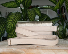 Kép betöltése a galériamegjelenítőbe: Borsetă aurie din piele, văzută din spate, cu închidere magnetică și curea reglabilă, fundal alb