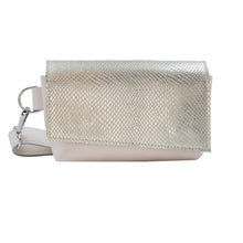 Kép betöltése a galériamegjelenítőbe: Borsetă din piele aurie cu închidere magnetică și curea reglabilă, vedere laterală, pe fundal alb