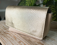 Kép betöltése a galériamegjelenítőbe: Borsetă din piele aurie, detaliu apropiat, cu închidere magnetică și curea reglabilă