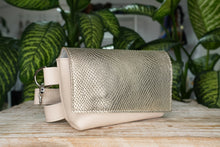 Kép betöltése a galériamegjelenítőbe: Borsetă din piele aurie și ivoriu, vedere laterală, cu închidere magnetică și curea reglabilă