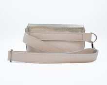 Kép betöltése a galériamegjelenítőbe: Borsetă din piele aurie cu închidere magnetică și curea reglabilă, văzută din spate, pe fundal alb