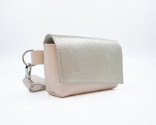 Kép betöltése a galériamegjelenítőbe: Borsetă din piele aurie cu închidere magnetică și curea reglabilă, vedere laterală, pe fundal alb