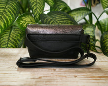 Încărcați imaginea în vizualizatorul Galeriei, Borsetă din piele cu aspect metalic și model crăpat, văzută din spate, cu piele neagră naturala