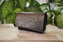 Încărcați imaginea în vizualizatorul Galeriei, Borsetă din piele cu efect metalic și model crăpat, cu margine din piele neagră și curea reglabilă