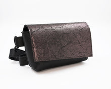 Încărcați imaginea în vizualizatorul Galeriei, Borsetă din piele cu efect metalic și model crăpat, vedere laterală, cu margine din piele neagră și închidere magnetică