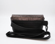 Încărcați imaginea în vizualizatorul Galeriei, Borsetă din piele cu efect metalic și model crăpat, văzută din spate, cu margine din piele neagră și închidere magnetică
