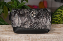 Kép betöltése a galériamegjelenítőbe: Borsetă din piele neagră cu model de șarpe așezată pe suprafață, curea reglabilă