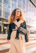 Kép betöltése a galériamegjelenítőbe: Borsetă elegantă din piele naturală neagră cu model de șarpe, purtată crossbody de o femeie, cu închidere cu fermoar și curea reglabilă, geantă de talie pentru femei