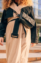 Kép betöltése a galériamegjelenítőbe: Borsetă elegantă din piele naturală neagră cu model de șarpe, purtată crossbody pe femeie, vedere laterală, cu închidere cu fermoar și curea reglabilă, geantă de talie pentru femei