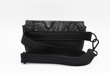 Kép betöltése a galériamegjelenítőbe: Borsetă elegantă din piele naturală neagră cu model de șarpe, văzută din spate, cu închidere cu fermoar și curea reglabilă, geantă de talie pentru femei, ideală pentru oraș și evenimente