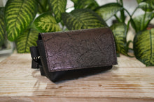 Încărcați imaginea în vizualizatorul Galeriei, Borsetă elegantă din piele cu efect metalic și model crăpat, vedere laterală, curea reglabilă și închidere magnetică