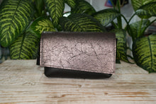 Încărcați imaginea în vizualizatorul Galeriei, Borsetă metalică din piele cu model crăpat, cu piele naturala neagră, închidere magnetică