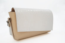 Încărcați imaginea în vizualizatorul Galeriei, Geantă crossbody din piele albă texturată, curea reglabilă și detalii bej, fotografie laterală