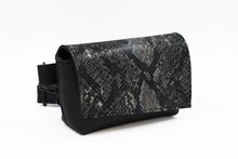 Kép betöltése a galériamegjelenítőbe: Borsetă elegantă din piele naturală neagră cu model de șarpe, închidere cu fermoar, curea reglabilă, geantă de talie pentru femei, ideală pentru oraș și evenimente
