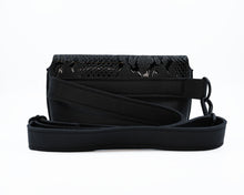 Kép betöltése a galériamegjelenítőbe: Borsetă elegantă din piele neagră cu model modern, fotografie din spate, cu fermoar și curea reglabilă