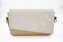 Încărcați imaginea în vizualizatorul Galeriei, Geantă crossbody din piele naturală albă cu textură, bază bej și curea reglabilă, fotografie frontală
