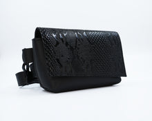 Kép betöltése a galériamegjelenítőbe: Borsetă elegantă din piele neagră cu model modern, fotografie laterală, cu închidere cu fermoar și curea reglabilă, geantă de talie pentru femei