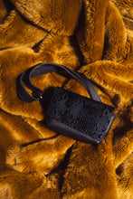 Kép betöltése a galériamegjelenítőbe: Borsetă elegantă din piele neagră cu model modern, fotografie vedere frontală, cu închidere cu fermoar și curea reglabilă, ideală pentru femei