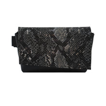 Kép betöltése a galériamegjelenítőbe: A black leather waist bag with a snake pattern, featuring a zippered closure and an adjustable strap.