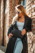 Încărcați imaginea în vizualizatorul Galeriei, Borsetă din piele neagră cu model de crocodil purtată pe talia unei femei