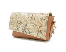 Kép betöltése a galériamegjelenítőbe: Bőr crossbody táska