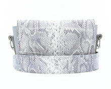 Kép betöltése a galériamegjelenítőbe: Bőr crossbody táska