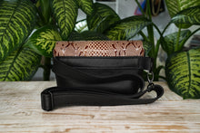 Încărcați imaginea în vizualizatorul Galeriei, Geantă de talie din piele