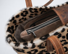 Încărcați imaginea în vizualizatorul Galeriei, Geantă de umăr din piele