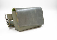 Kép betöltése a galériamegjelenítőbe: Bőr övtáska
