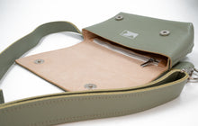 Kép betöltése a galériamegjelenítőbe: Bőr övtáska