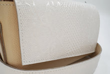 Încărcați imaginea în vizualizatorul Galeriei, Geantă crossbody din piele naturală albă cu textură, curea reglabilă și detalii bej, fotografie detaliu apropiat