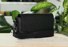 Încărcați imaginea în vizualizatorul Galeriei, Borsetă damă elegantă neagră, cu închidere cu fermoar și detalii minimaliste, vedere laterală