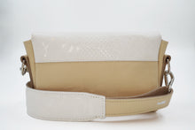 Încărcați imaginea în vizualizatorul Galeriei, Borsetă din piele albă texturată cu bază bej, vedere din spate, geantă crossbody elegantă