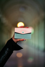 Încărcați imaginea în vizualizatorul Galeriei, Suport de card din piele