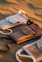 Încărcați imaginea în vizualizatorul Galeriei, Suport din piele pentru telefon și card