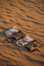 Încărcați imaginea în vizualizatorul Galeriei, Suport din piele pentru telefon și card