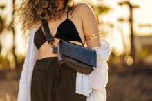 Încărcați imaginea în vizualizatorul Galeriei, Geantă de talie din piele