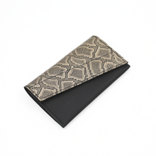 Load image into Gallery viewer, Portofel damă negru cu model șarpe auriu, din piele, vedere frontală, elegant și compact