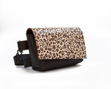 Kép betöltése a galériamegjelenítőbe: Bőr övtáska