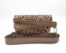 Încărcați imaginea în vizualizatorul Galeriei, Borsetă cu imprimeu leopard pe fundal alb.