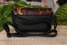 Încărcați imaginea în vizualizatorul Galeriei, Geantă de talie din piele