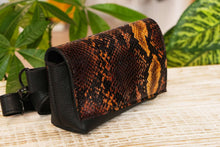 Încărcați imaginea în vizualizatorul Galeriei, Geantă de talie din piele